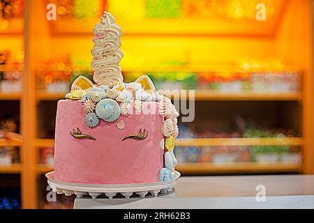 festeggiate con una torta stupenda nell'idea di un unicorno rosa per una festa per bambini. Vacanze in famiglia Foto Stock