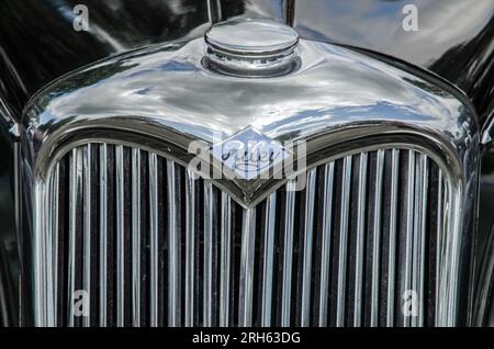 Radiatore cromato e stemma di un'auto Riley degli anni '1940 Foto Stock