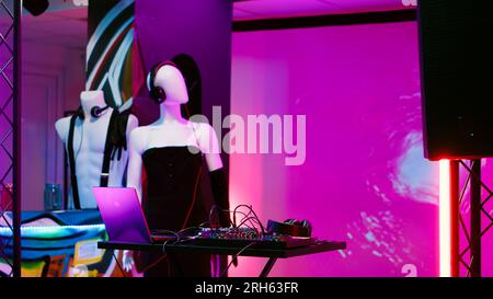 Pannello della stazione di missaggio sul palco del bar, nightclub con pista da ballo vuota e faretti. Discoteca con musica DJ dal vivo e alcolici, spazio utilizzato per feste funky moderne con luci da discoteca per divertirsi. Foto Stock