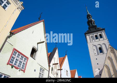 Scena di strada nella città vecchia di Tallinn, Estonia Foto Stock