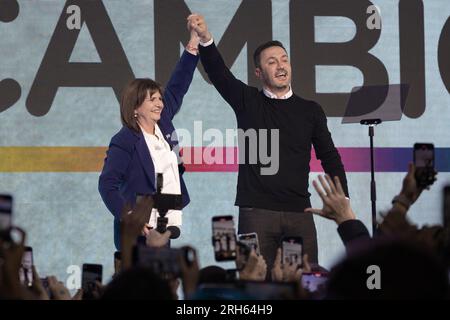 Nelle elezioni primarie, la candidata Patricia Bullrich ha sconfitto l'attuale capo del governo della città di Buenos Aires Horacio Rodriguez Larreta nelle elezioni interne dello spazio politico Juntos por el cambio (JXC). A Buenos Aires, Argentina, il 13 agosto 2023. Il biglietto presidenziale di questa coalizione politica Bullrich-Petri parteciperà alle elezioni generali che si terranno domenica 22 ottobre di quest'anno. Patricia Bullrich ha vinto le primarie e saluta il pubblico con il suo compagno di corsa Luis Petri. (Foto di Esteban Osorio/Sipa USA) Foto Stock