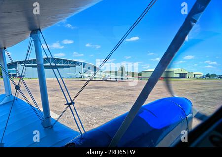 Il trasporto passeggeri Classic Wings DH rapide Nettie si aggira davanti a un bombardiere B17 USA sotto il sole dell'Imperial War Museum e dell'aeroporto Foto Stock