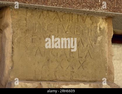 Iscrizione romana in maiuscola sul muro di una casa. Herramelluri. La Rioja. Spagna. Foto Stock