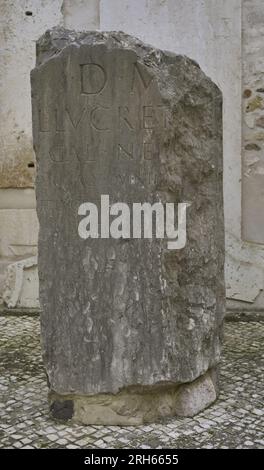 Cippo funerario di Lucius Lucrezio Nepos, 2nd ° secolo d.C. Da Lisbona. Museo Archeologico di Carmo. Lisbona, Portogallo. Foto Stock