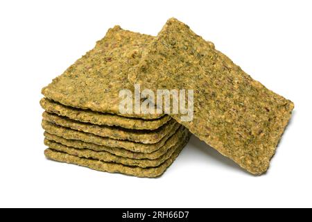 Cumulo di cracker vegetali conditi con spinaci isolati su sfondo bianco da vicino Foto Stock