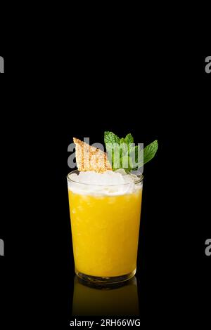 Cocktail mai Tai, bevanda rinfrescante con rum bianco, liquore, sciroppo di zucchero, succo di lime, menta e ghiaccio tritato. Cocktail alcolico surgelato fruttato. Foto Stock