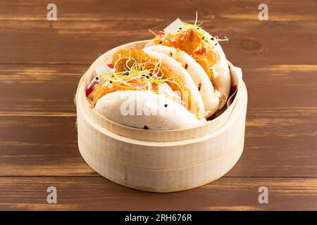 Vista ravvicinata di Bao Buns, panini cotti al vapore con pollo e verdure. Cucina asiatica. Foto Stock