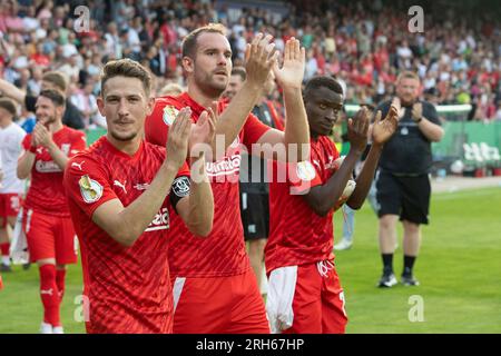 Giubilo finale Bersenbrueck, giro d'onore, calcio, DFB Cup, 1° turno principale, tu Bersenbrueck - - Borussia Monchengladbach (MG) 0: 7 l'11 agosto 2023 nello stadio Bremer Bruecke /Osnabrueck/ Germania. Foto Stock