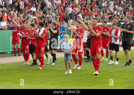 Giubilo finale Bersenbrueck, giro d'onore, calcio, DFB Cup, 1° turno principale, tu Bersenbrueck - - Borussia Monchengladbach (MG) 0: 7 l'11 agosto 2023 nello stadio Bremer Bruecke /Osnabrueck/ Germania. Foto Stock