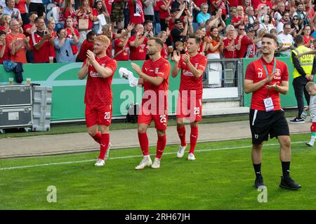 Giubilo finale Bersenbrueck, giro d'onore, calcio, DFB Cup, 1° turno principale, tu Bersenbrueck - - Borussia Monchengladbach (MG) 0: 7 l'11 agosto 2023 nello stadio Bremer Bruecke /Osnabrueck/ Germania. Foto Stock