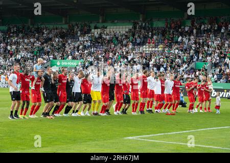 Giubilo finale Bersenbrueck, giro d'onore, laola Wave football, DFB Cup, 1° turno principale, tu Bersenbrueck - - Borussia Monchengladbach (MG) 0: 7 l'11 agosto 2023 nello stadio Bremer Bruecke/Osnabrueck/Germania. Foto Stock