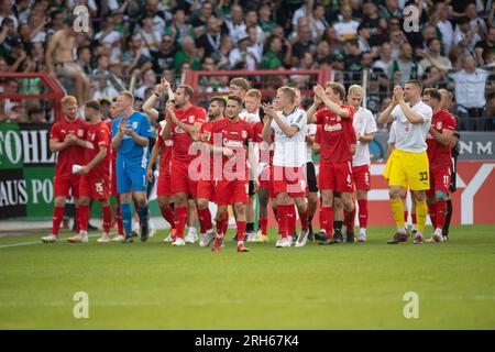 Giubilo finale Bersenbrueck, giro d'onore, calcio, DFB Cup, 1° turno principale, tu Bersenbrueck - - Borussia Monchengladbach (MG) 0: 7 l'11 agosto 2023 nello stadio Bremer Bruecke /Osnabrueck/ Germania. Foto Stock