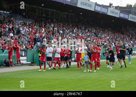 Giubilo finale Bersenbrueck, giro d'onore, calcio, DFB Cup, 1° turno principale, tu Bersenbrueck - - Borussia Monchengladbach (MG) 0: 7 l'11 agosto 2023 nello stadio Bremer Bruecke /Osnabrueck/ Germania. Foto Stock