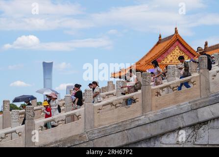 Pechino, Cina. 8 luglio 2023. I turisti visitano il Museo del Palazzo, conosciuto anche come la città Proibita, a Pechino, capitale della Cina, l'8 luglio 2023. Crediti: Chen Yehua/Xinhua/Alamy Live News Foto Stock