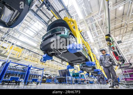 Pechino, Cina. 15 febbraio 2023. Questa foto scattata il 15 febbraio 2023 mostra un'officina del produttore cinese di veicoli elettrici li Auto Inc. A Changzhou, nella provincia di Jiangsu nella Cina orientale. Crediti: Li Bo/Xinhua/Alamy Live News Foto Stock