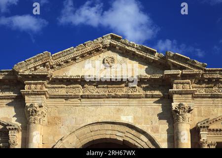 Vista sull'Arco di Adriano nella città di Jerash, Giordania, Medio Oriente Foto Stock