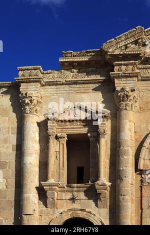 Vista sull'Arco di Adriano nella città di Jerash, Giordania, Medio Oriente Foto Stock