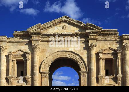 Vista sull'Arco di Adriano nella città di Jerash, Giordania, Medio Oriente Foto Stock