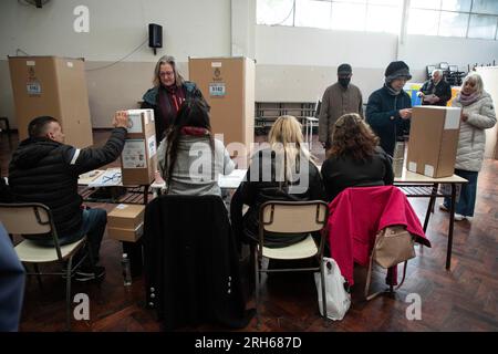 Buenos Aires, Argentina. 13 agosto 2023. Gli elettori hanno espresso le loro schede elettorali in una sede elettorale a Buenos Aires, Argentina, 13 agosto 2023. L'Argentina ha tenuto le elezioni presidenziali primarie domenica per eleggere i candidati alle elezioni generali previste per il 22 ottobre. Crediti: Martin Sabala/Xinhua/Alamy Live News Foto Stock