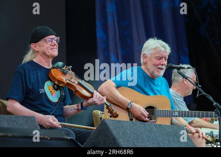 Simon Nicol e Ric Sanders della Fairport Convention si esibiscono alla Fairports Cropredy Convention. 10 agosto 2023 Foto Stock