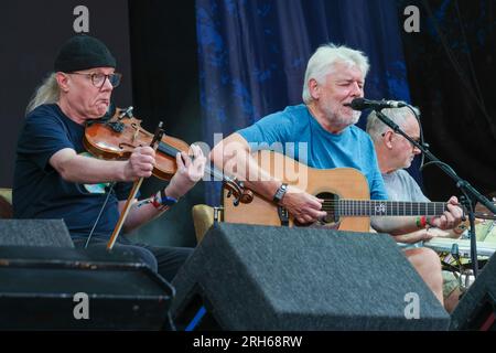 Simon Nicol e Ric Sanders della Fairport Convention si esibiscono alla Fairports Cropredy Convention. 10 agosto 2023 Foto Stock