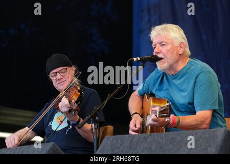 Simon Nicol e Ric Sanders della Fairport Convention si esibiscono alla Fairports Cropredy Convention. 10 agosto 2023 Foto Stock