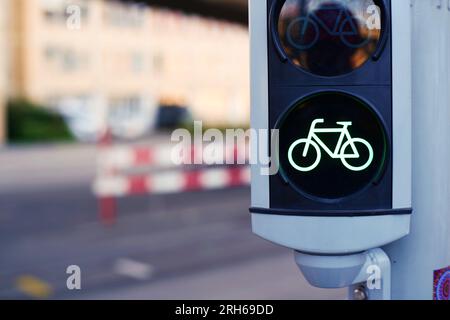 Segnale di stop per biciclette o semaforo in una città europea. Ripresa ravvicinata, profondità di campo bassa, nessuna gente. Foto Stock