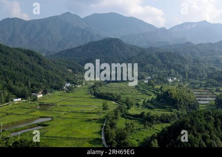 (230814) -- LU'AN, 14 agosto 2023 (Xinhua) -- questa foto aerea scattata il 12 agosto 2023 mostra una vista alla stazione di gestione Tiantangzhai nella riserva naturale nazionale di Anhui Tianma, nella provincia di Anhui della Cina orientale. Wang Kedong e Gao Kaiyu, entrambi di 58 anni, sono ranger della stazione di gestione Tiantangzhai della riserva naturale nazionale di Anhui Tianma. Vivono in montagna tutto l'anno e hanno continuato a pattugliare ogni giorno su un percorso di oltre 20 chilometri per 25 anni. La riserva naturale nazionale di Anhui Tianma è stata istituita nel 1998 sulla base di due ex riserve naturali provinciali di Anhui. Si trova Foto Stock