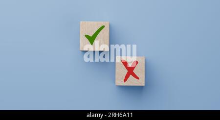 Analizzare i pro e i contro. Concetto di decisione positiva o negativa. segno di spunta verde e croce rossa su un cubo di legno. considera tutti gli argomenti pro e contro. Scelta Foto Stock