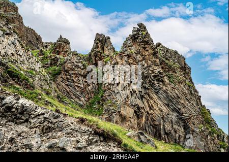 insolita formazione rocciosa, razza. Montagne, geologia, trekking e bellissime forme panorami e sfondi nella natura. Panorama paesaggio estivo montano, b Foto Stock