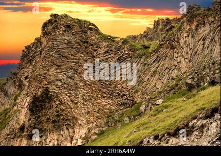 insolita formazione rocciosa, razza. Montagne, geologia, trekking e bellissime forme panorami e sfondi nella natura. Terre estive al tramonto sulle montagne panoramiche Foto Stock