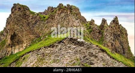 insolita formazione rocciosa, razza. Montagne, geologia, trekking e bellissime forme panorami e sfondi nella natura. Panorama paesaggio estivo montano, b Foto Stock