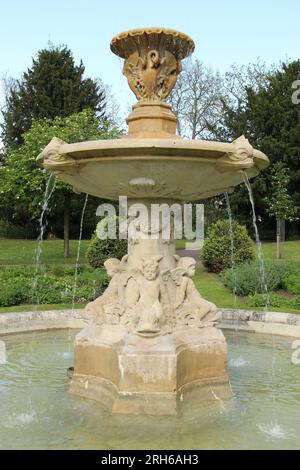 Unwin Fountain, Sandford Park, Cheltenham, Regno Unito. La fontana risale all'inizio del XX secolo Foto Stock