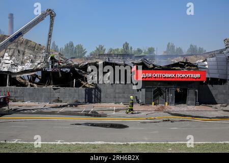 Odessa, Ucraina. 14 agosto 2023. I vigili del fuoco si occupano di un supermercato distrutto a seguito di un missile colpito in via Balkovskaya. La notte del 14 aprile 2023, Russia 3 attaccò la regione di Odesa per missili e razzi aggiuntivi. Come risultato dell'abbattimento dei razzi che il nemico aveva diretto al centro di Odesa, i detriti danneggiarono un dormitorio di uno degli istituti scolastici, un supermercato, e danneggiarono 203 edifici, secondo i dati delle 11 del mattino del 14 agosto. Credito: SOPA Images Limited/Alamy Live News Foto Stock