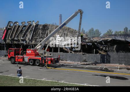 Odessa, Ucraina. 14 agosto 2023. I vigili del fuoco si occupano di un supermercato distrutto a seguito di un missile colpito in via Balkovskaya. La notte del 14 aprile 2023, Russia 3 attaccò la regione di Odesa per missili e razzi aggiuntivi. Come risultato dell'abbattimento dei razzi che il nemico aveva diretto al centro di Odesa, i detriti danneggiarono un dormitorio di uno degli istituti scolastici, un supermercato, e danneggiarono 203 edifici, secondo i dati delle 11 del mattino del 14 agosto. Credito: SOPA Images Limited/Alamy Live News Foto Stock