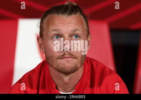 Monza, Italia, 8 agosto 2023. Simon Kjaer dell'AC Milan guarda dalla panchina prima della partita del Trofeo Silvio Berlusconi allo stadio U-Power di Monza. Il credito fotografico dovrebbe leggere: Jonathan Moscrop / Sportimage Foto Stock
