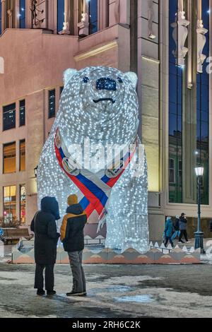 Grande scultura luminosa di orso polare, decorazione per le vacanze invernali, Ekaterinburg, Russia Foto Stock