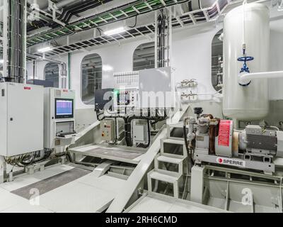 incredibile foto della sala macchine di una nave/sottomarino/nave da carico. mostra motori e pipeline colorate. Foto Stock