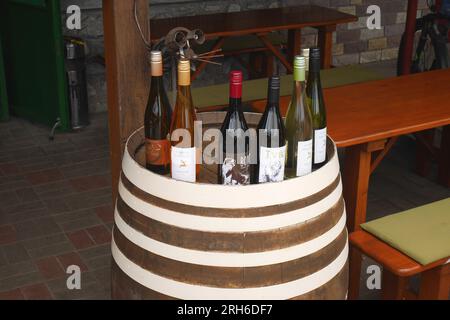 Esposizione di vini in vendita all'esterno di una cantina tradizionale, Eger, Ungheria Foto Stock