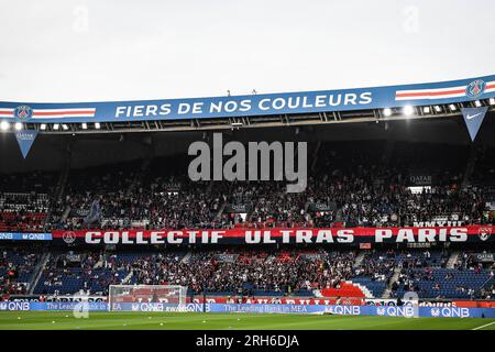 Parigi, Francia. 12 agosto 2023. Tifosi del PSG durante la partita di calcio del campionato francese di Ligue 1 tra Paris Saint-Germain e FC Lorient il 12 agosto 2023 allo stadio Parc des Princes di Parigi, Francia - foto Matthieu Mirville/DPPI Credit: DPPI Media/Alamy Live News Foto Stock