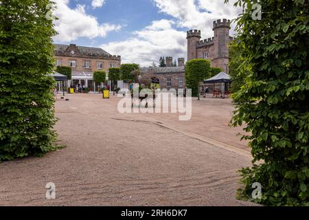 Vista sul Castello di Lowther e sui suoi dintorni. Westmorland Foto Stock