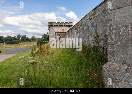 Vista lungo il muro perimetrale del Lowther Castle. Westmorland Foto Stock