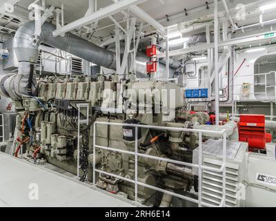 incredibile foto della sala macchine di una nave/sottomarino/nave da carico. mostra motori e pipeline colorate. Foto Stock