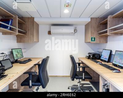 bella foto dell'interno di una nave da crociera/nave da carico/sottomarino/nave. sedie e scrivanie incluse Foto Stock