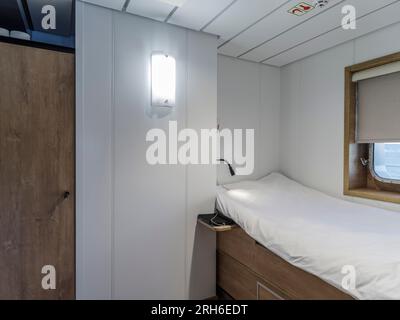 bella foto dell'interno di una nave da crociera/nave da carico/sottomarino/nave. sedie e scrivanie incluse Foto Stock