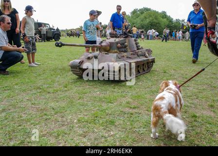 Carro armato della Panther Army tedesco, radiocomandato su larga scala, della seconda guerra mondiale in un evento militare esterno, con un cane e bambini per la bilancia Foto Stock