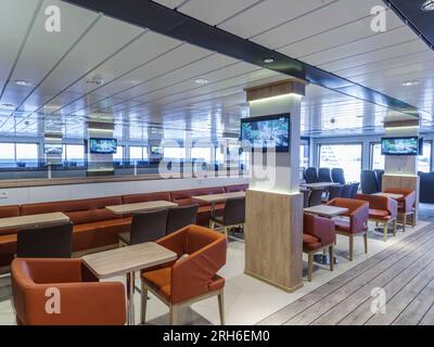 bella foto dell'interno di una nave da crociera/nave da carico/sottomarino/nave. sedie e scrivanie incluse Foto Stock