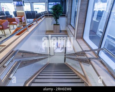 bella foto dell'interno di una nave da crociera/nave da carico/sottomarino/nave. sedie e scrivanie incluse Foto Stock