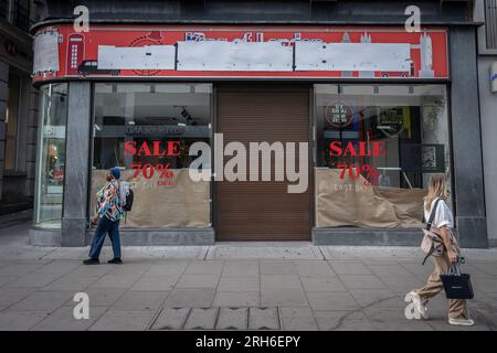 Londra, Regno Unito. 14 agosto 2023. Regno Unito recessione economica. Le aziende indipendenti di lusso smettono di commerciare su Oxford Street. Mentre la Banca d'Inghilterra e il Fondo monetario Internazionale hanno detto che il Regno Unito non sta cadendo in una recessione, alcuni esperti non sono convinti. Una recente analisi di Bloomberg suggerisce che una recessione del Regno Unito durata un anno dovrebbe iniziare nel quarto trimestre del 2023 se la BoE innalza il tasso base al 5,75% entro novembre. Crediti: Guy Corbishley/Alamy Live News Foto Stock