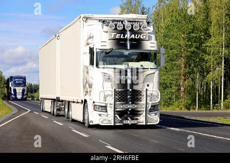 Scania S650 Truck personalizzato ultimo Paese di Telhaug Transport, Norvegia, in convoglio per camion al Power Truck Show 2023. Autostrada 9, Finlandia. 10 agosto 2023. Foto Stock